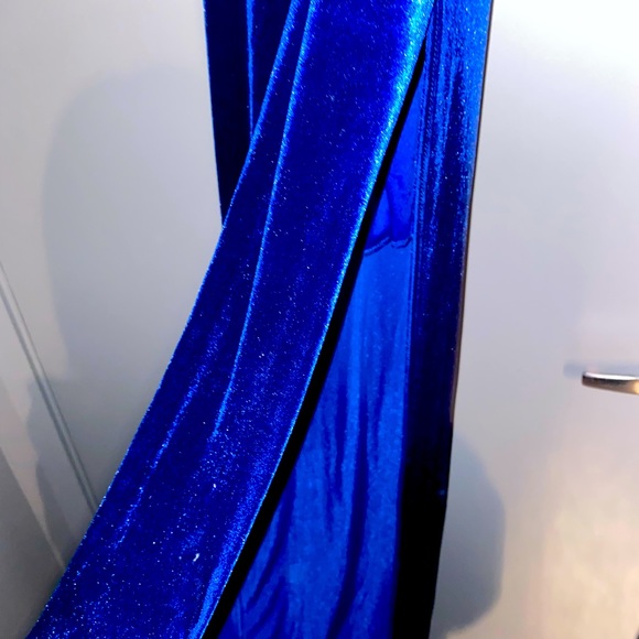 💙 ROYAL BLUE VELVET FLOOR LENGHT DRESS🤍 - Picture 4 of 6